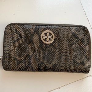 Zip- around Tory Burch wallet